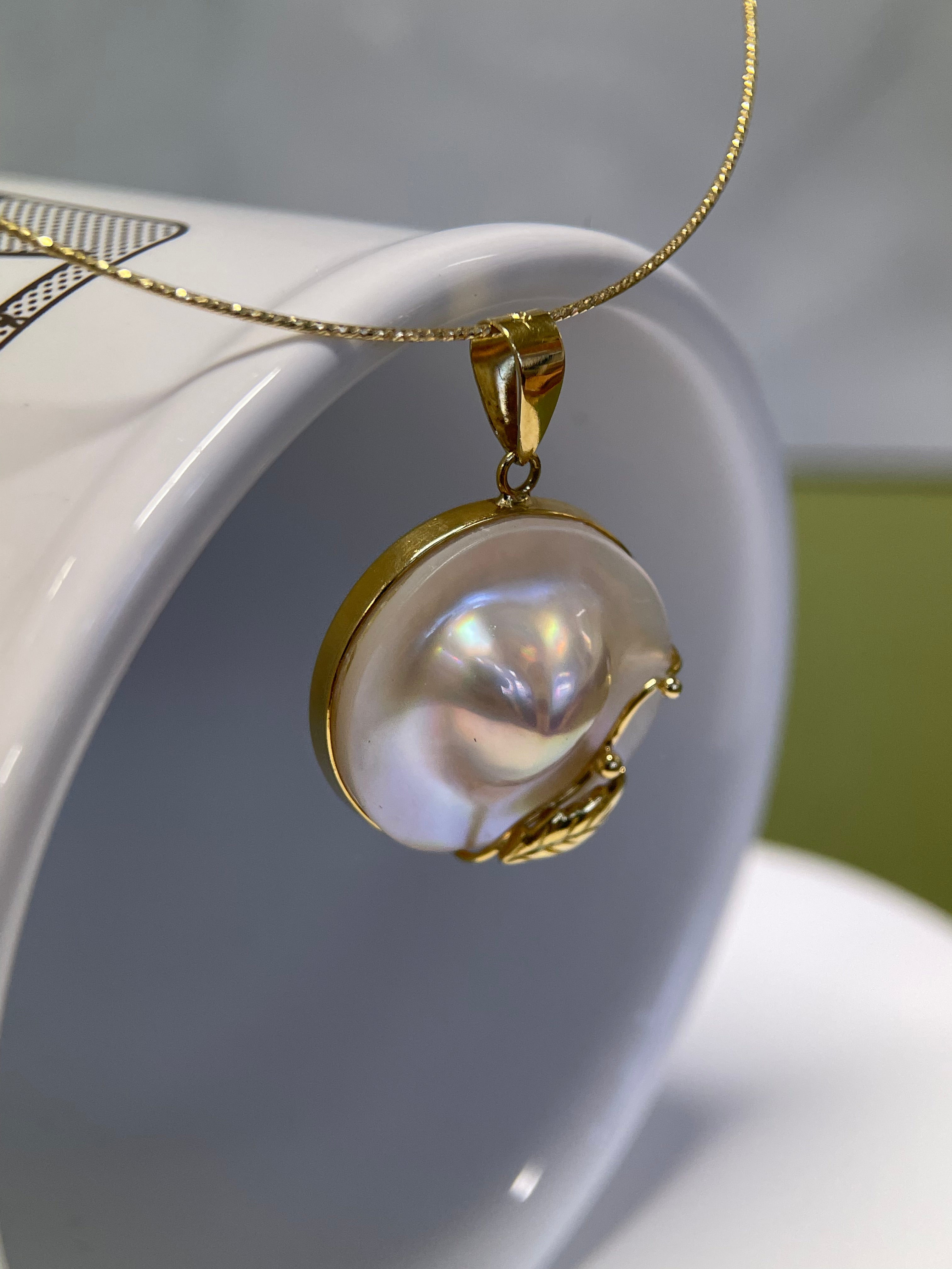 Mabe Pearl Leaf Pendant in 18K Gold