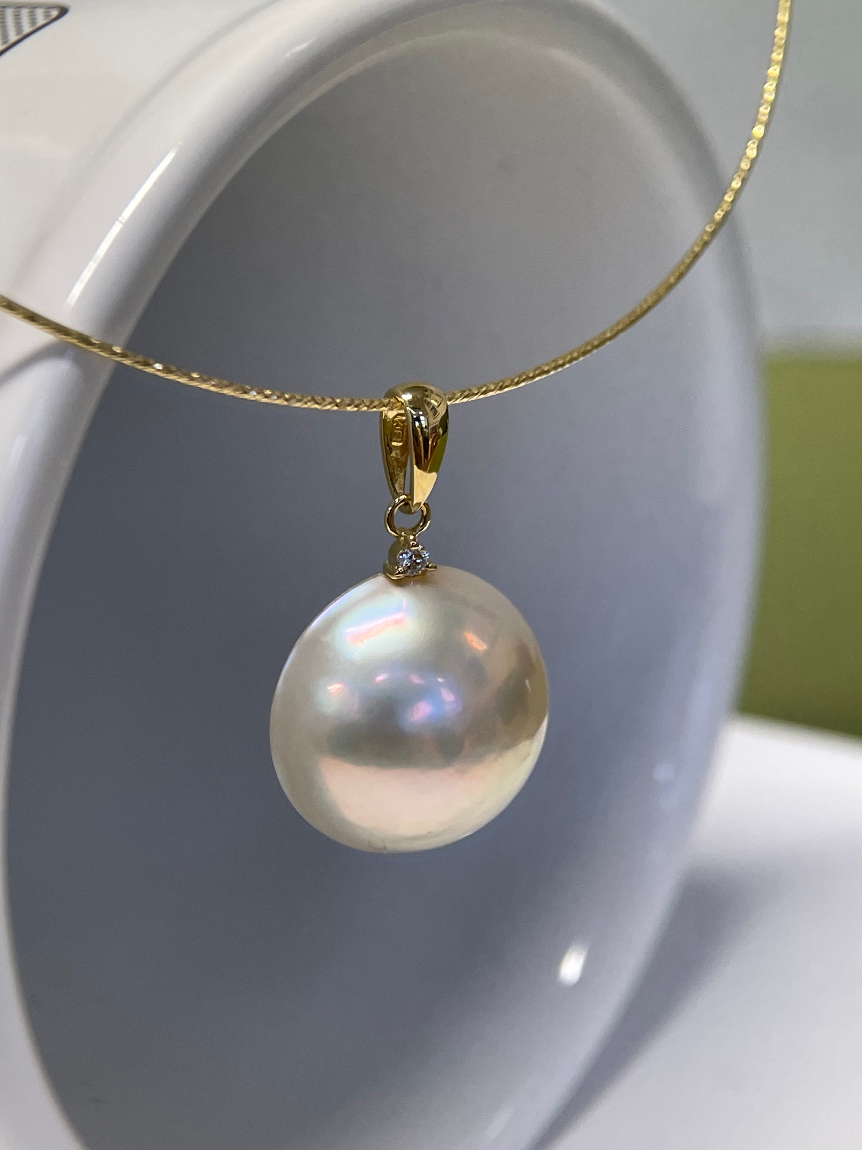 15mm Mabe Pearl Pendant with 0.02ct Diamond Bail in 18K Gold