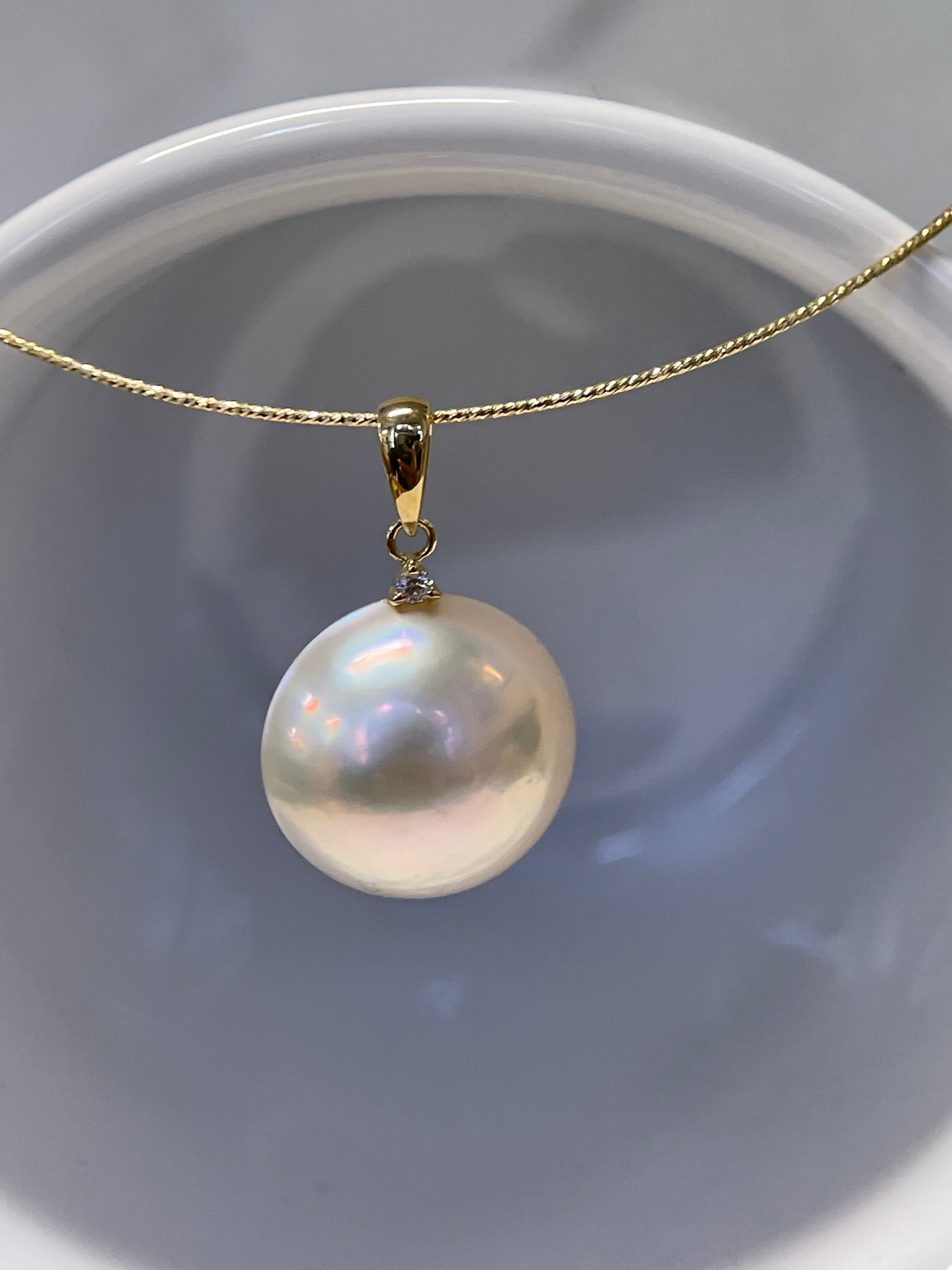 15mm Mabe Pearl Pendant with 0.02ct Diamond Bail in 18K Gold