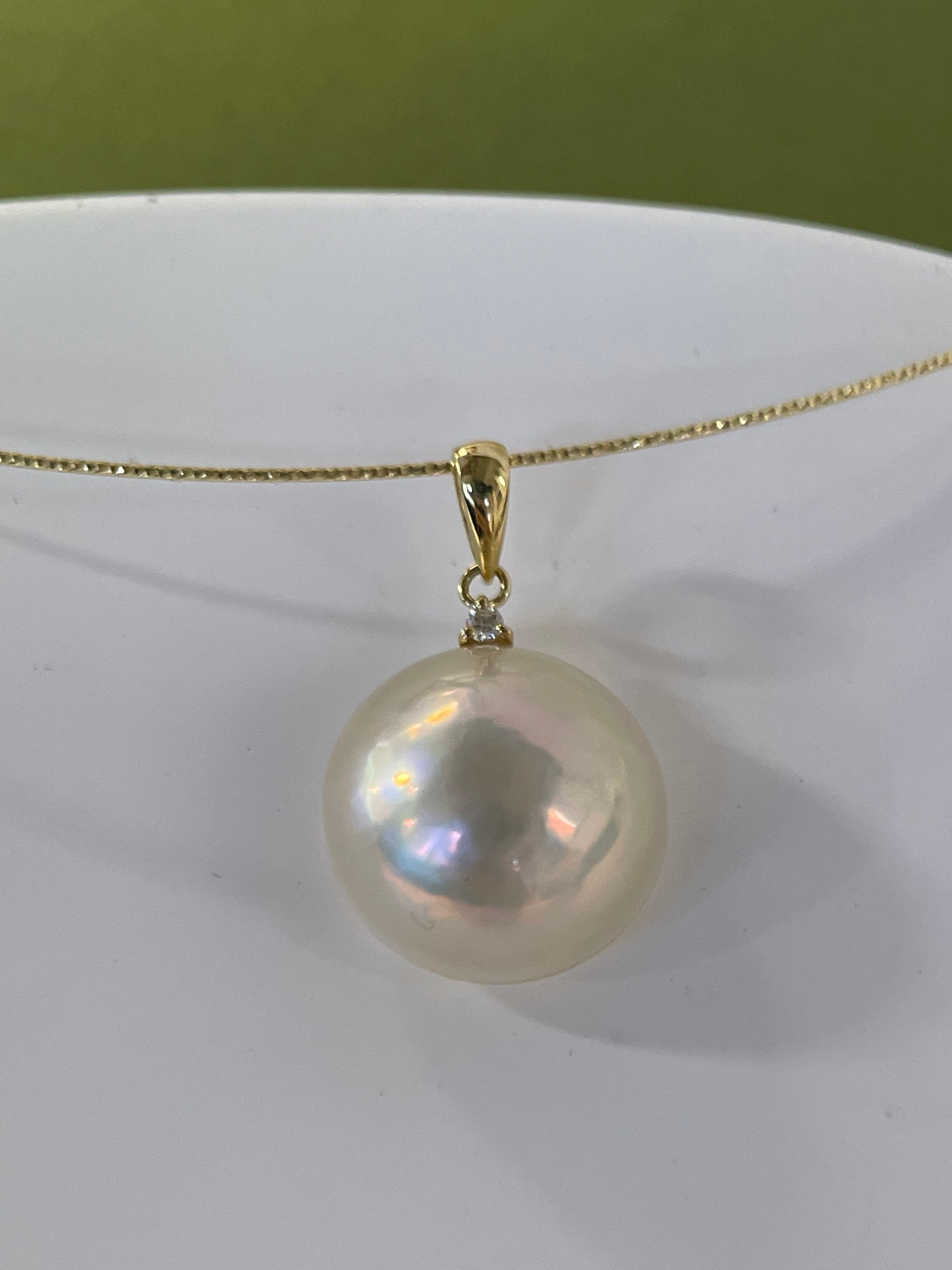 15mm Mabe Pearl Pendant with 0.02ct Diamond Bail in 18K Gold