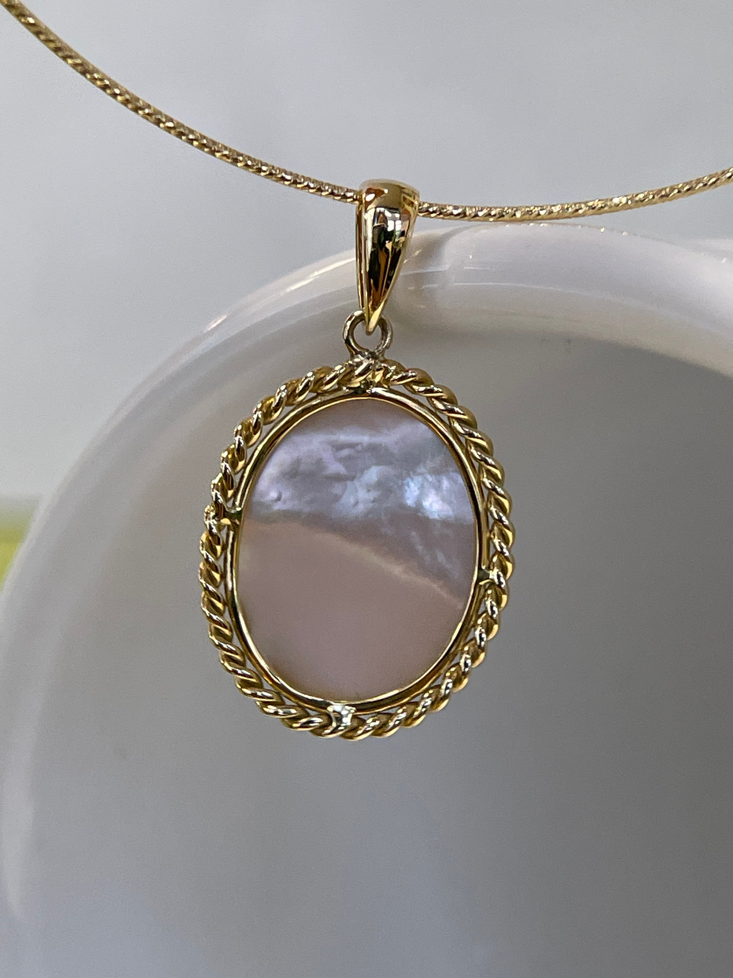 Oval Mabe Pearl Pendant in 18K Gold
