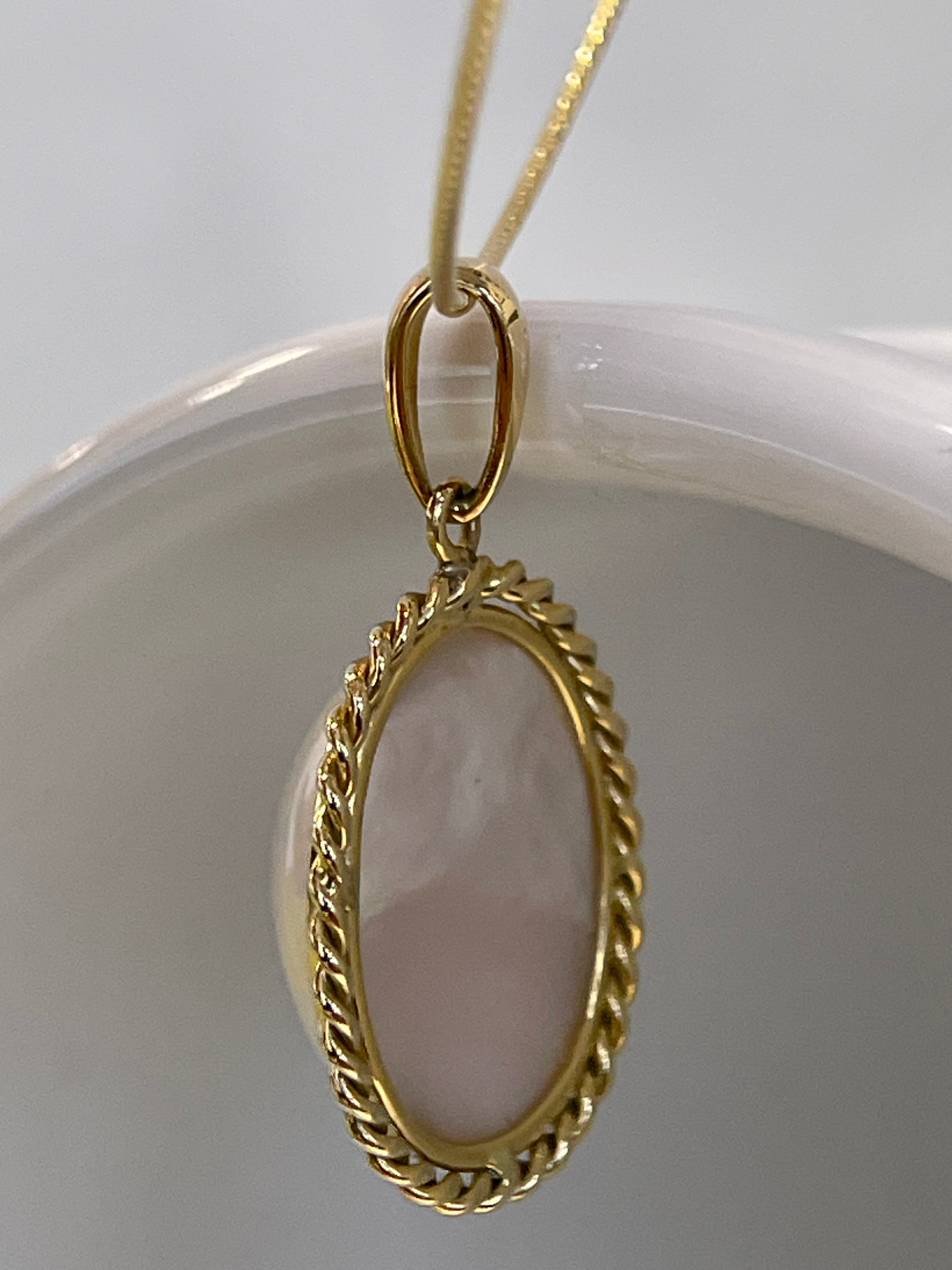 Oval Mabe Pearl Pendant in 18K Gold