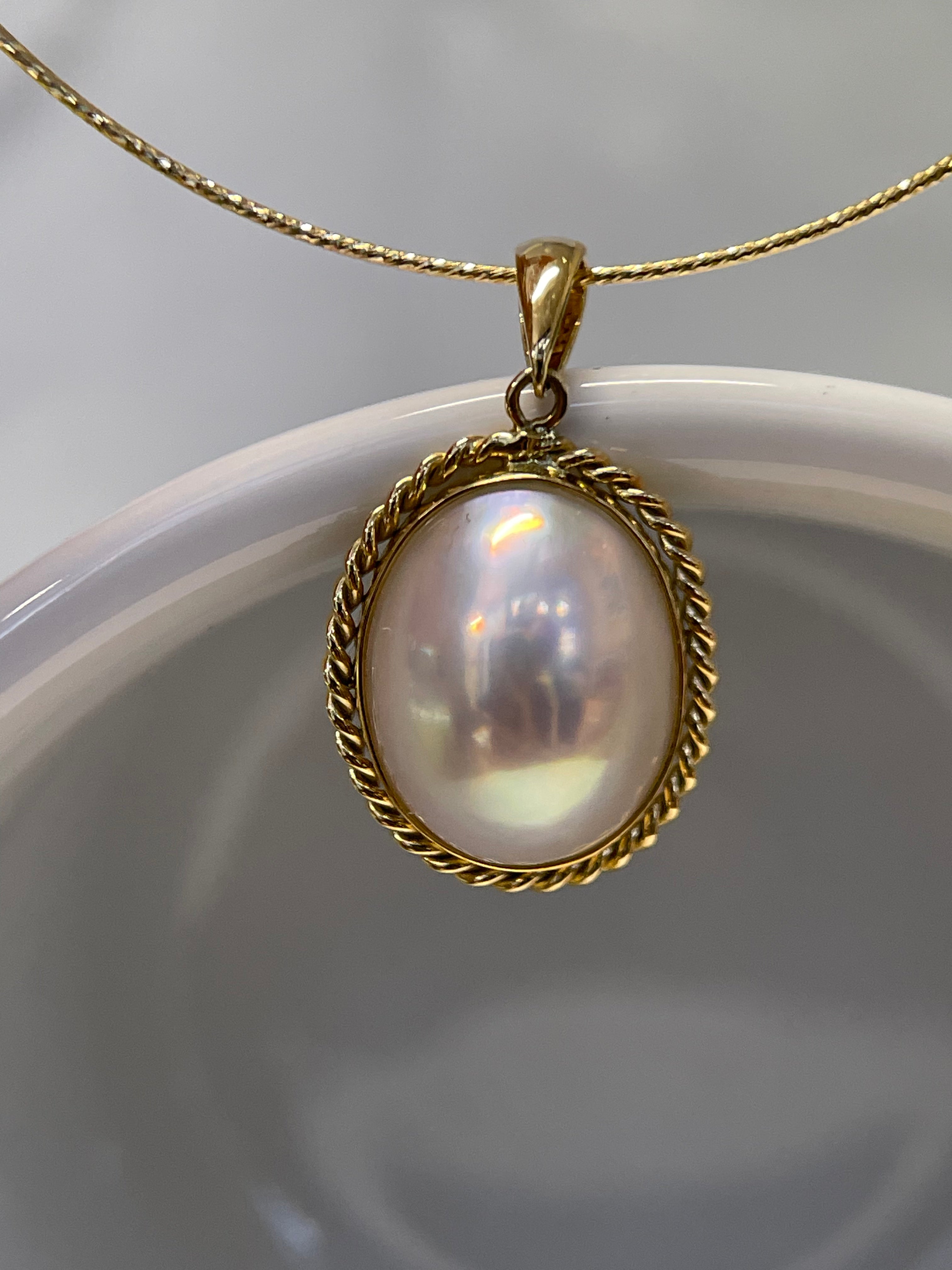 Oval Mabe Pearl Pendant in 18K Gold