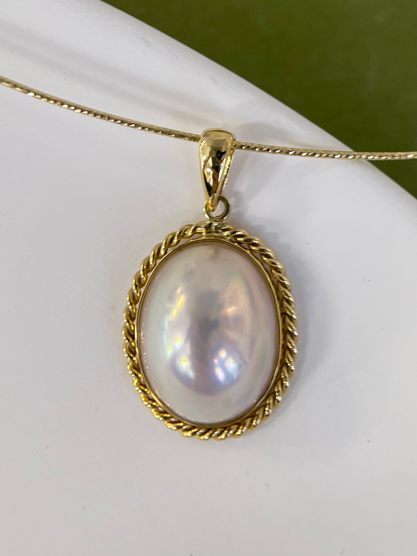 Oval Mabe Pearl Pendant in 18K Gold