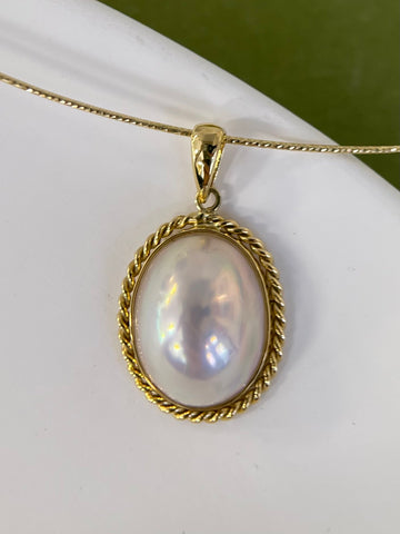 Oval Mabe Pearl Pendant in 18K Gold