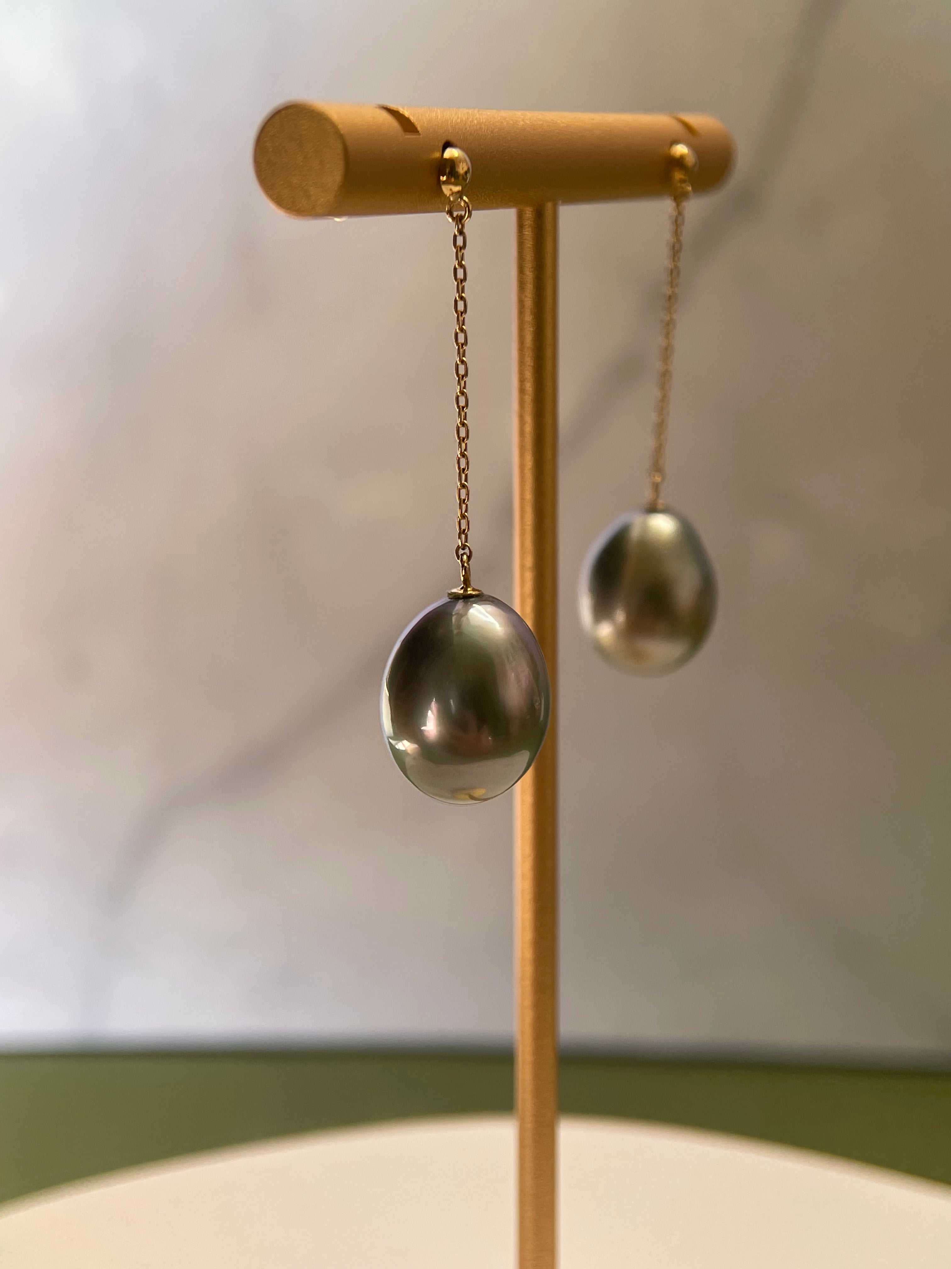 10–11mm Tahitian Pearl Dangle Earrings in K18 Gold