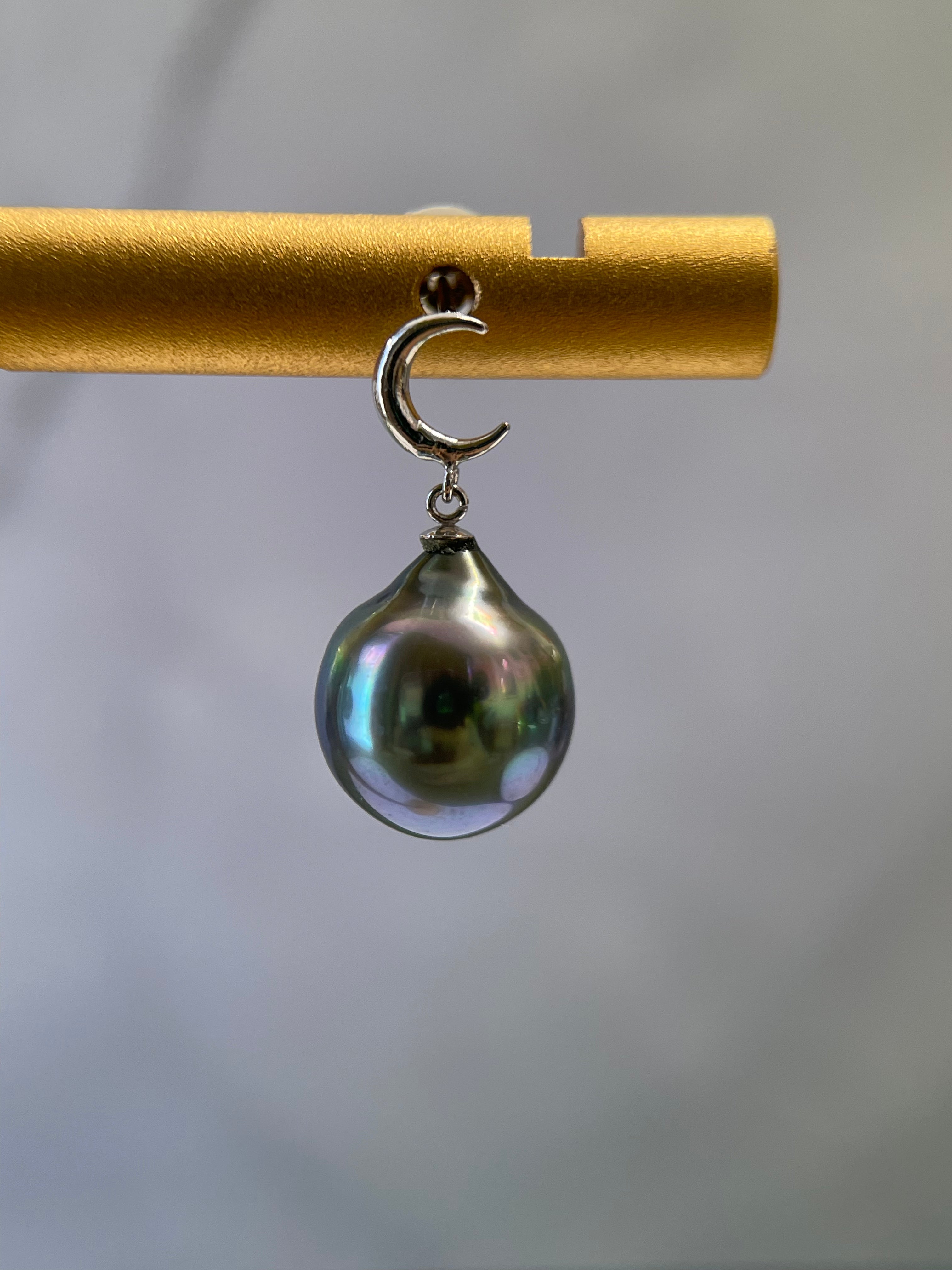 Black Tahitian Pearl Drop Earrings – 14K Gold