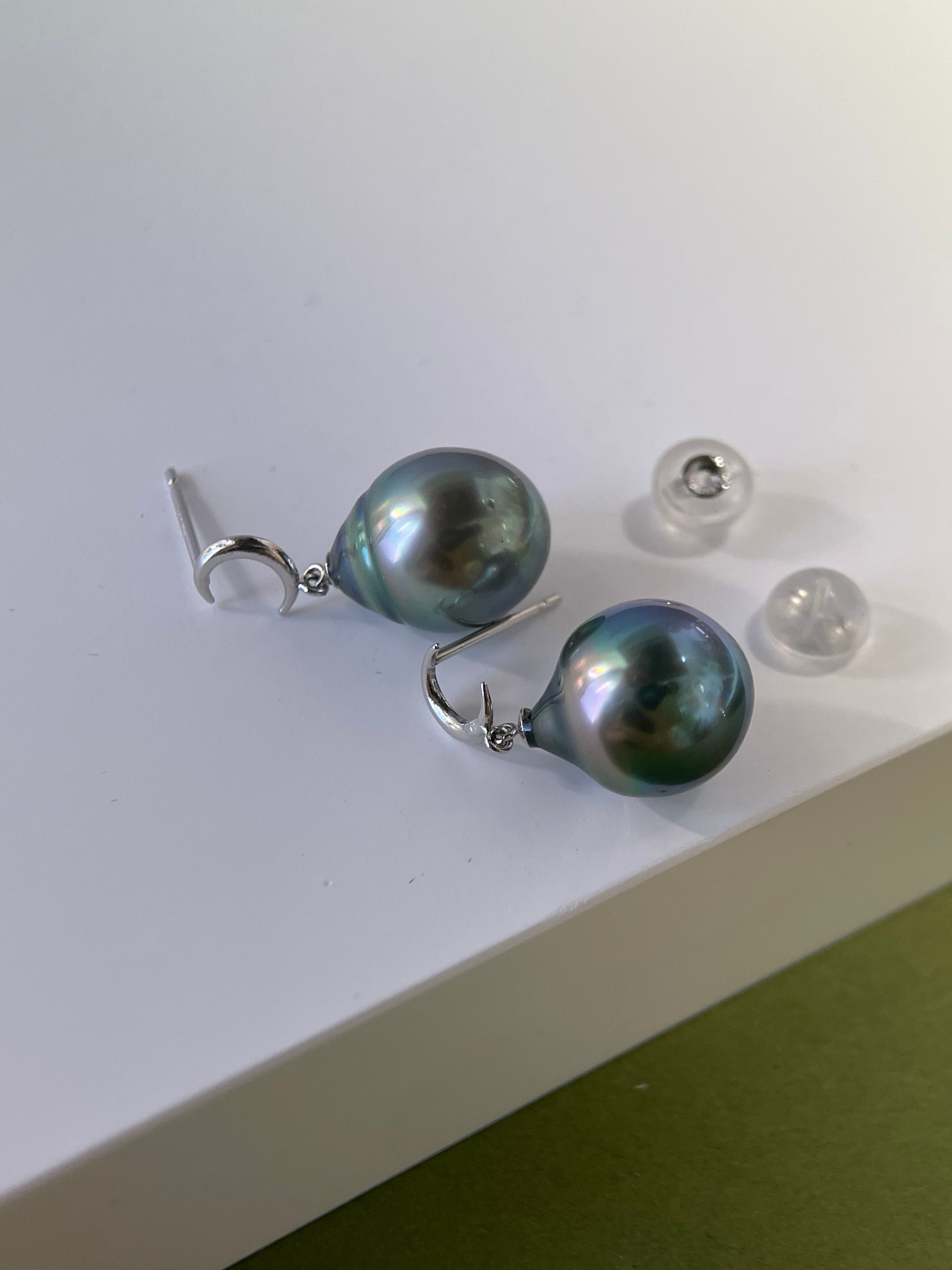 Black Tahitian Pearl Drop Earrings – 14K Gold