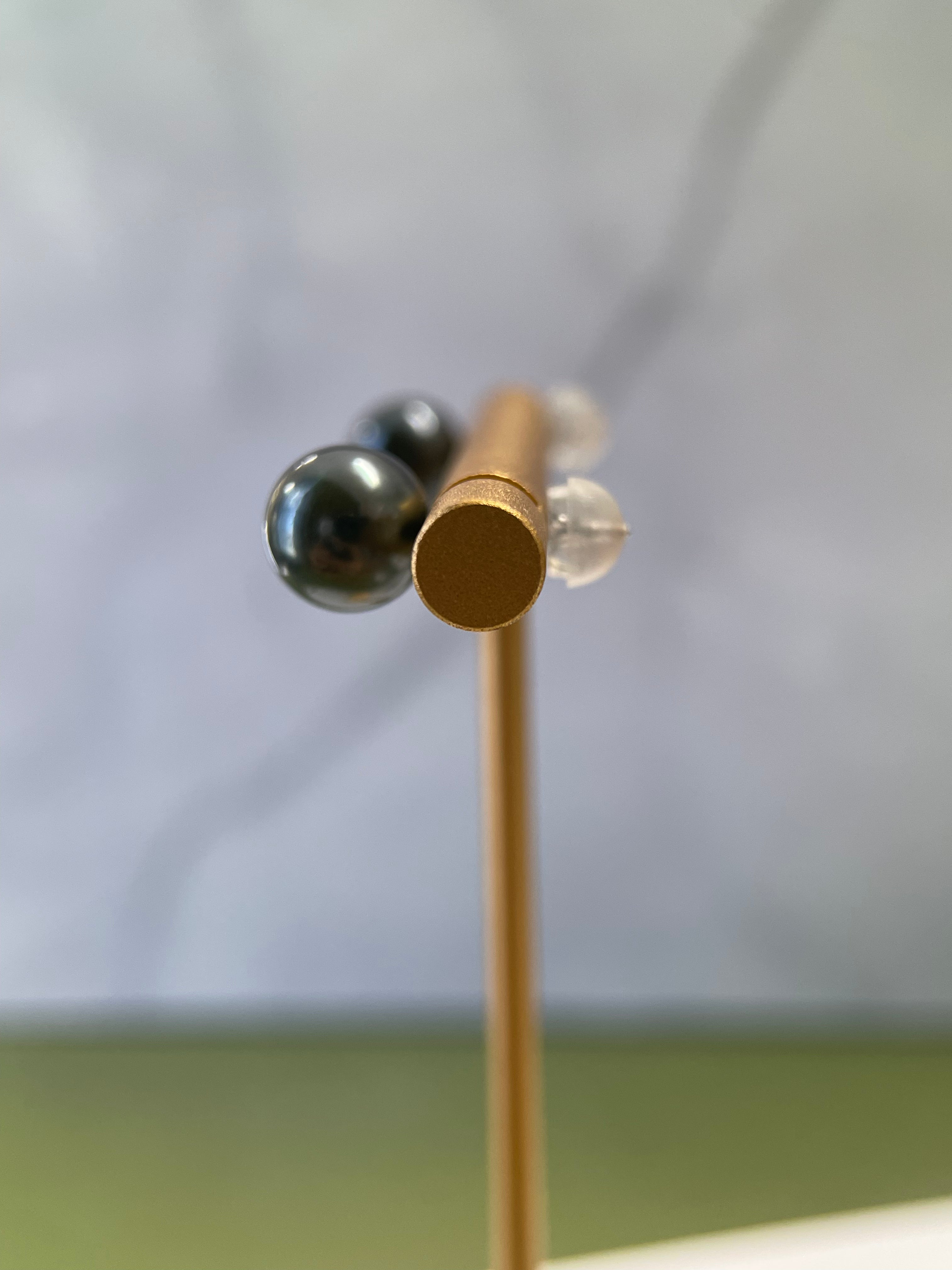 Tahitian Black Pearl Stud Earrings – 8–9mm, K14 Gold
