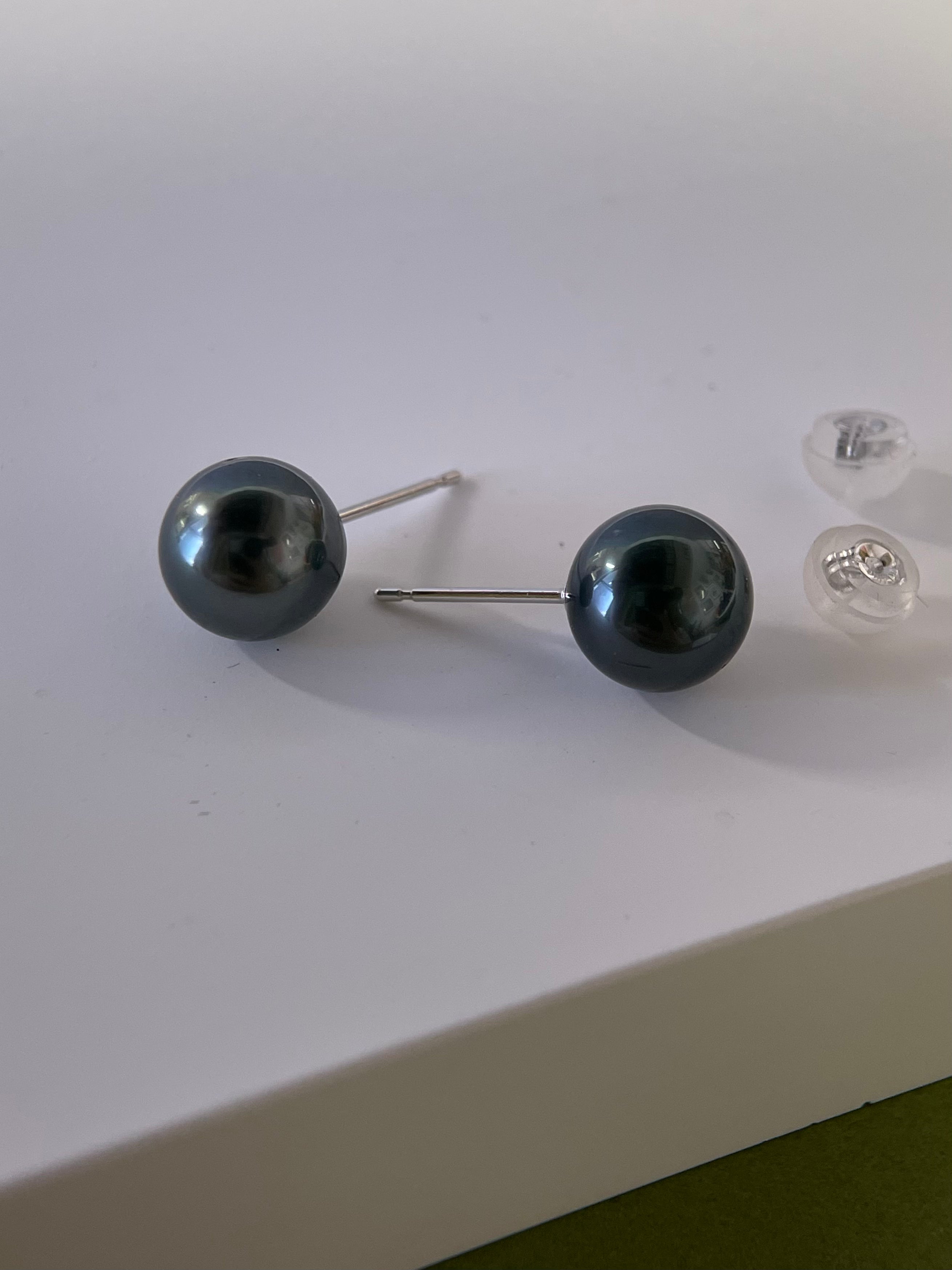 Tahitian Black Pearl Stud Earrings – 8–9mm, K14 Gold