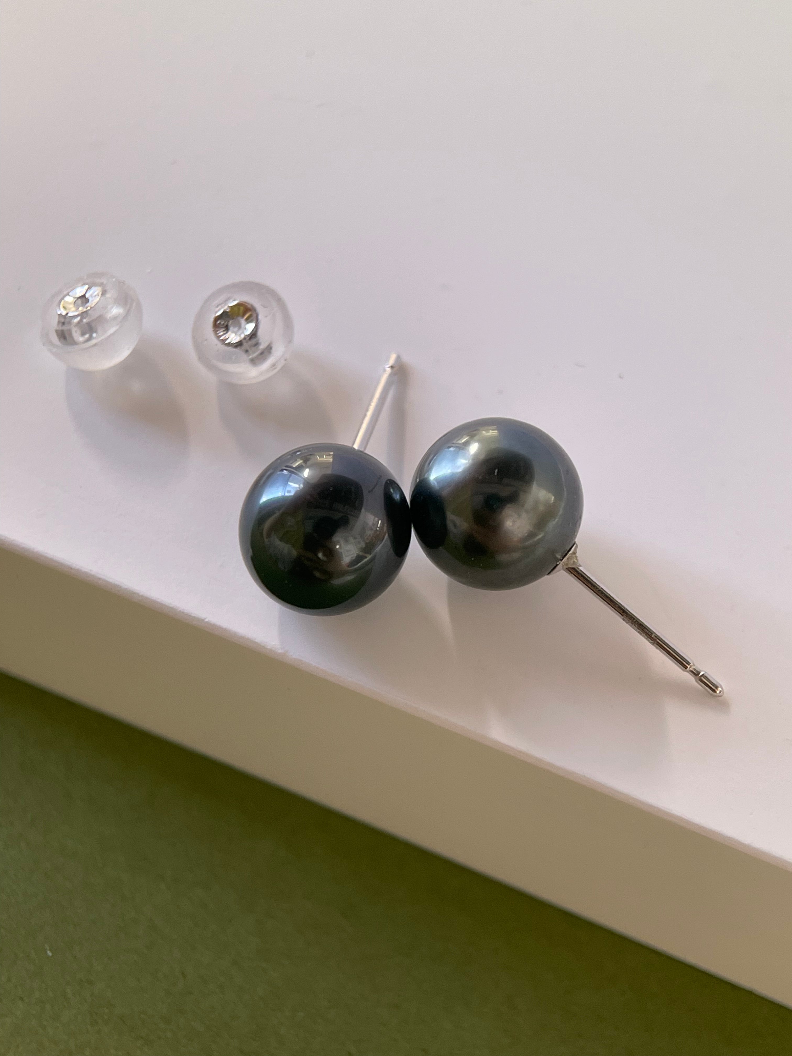 Tahitian Black Pearl Stud Earrings – 8–9mm, K14 Gold