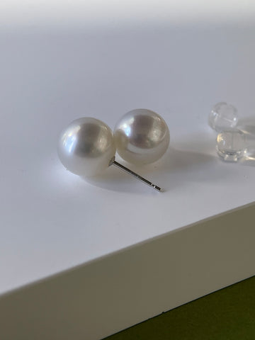 White South Sea Pearl Stud Earrings – 18K White Gold