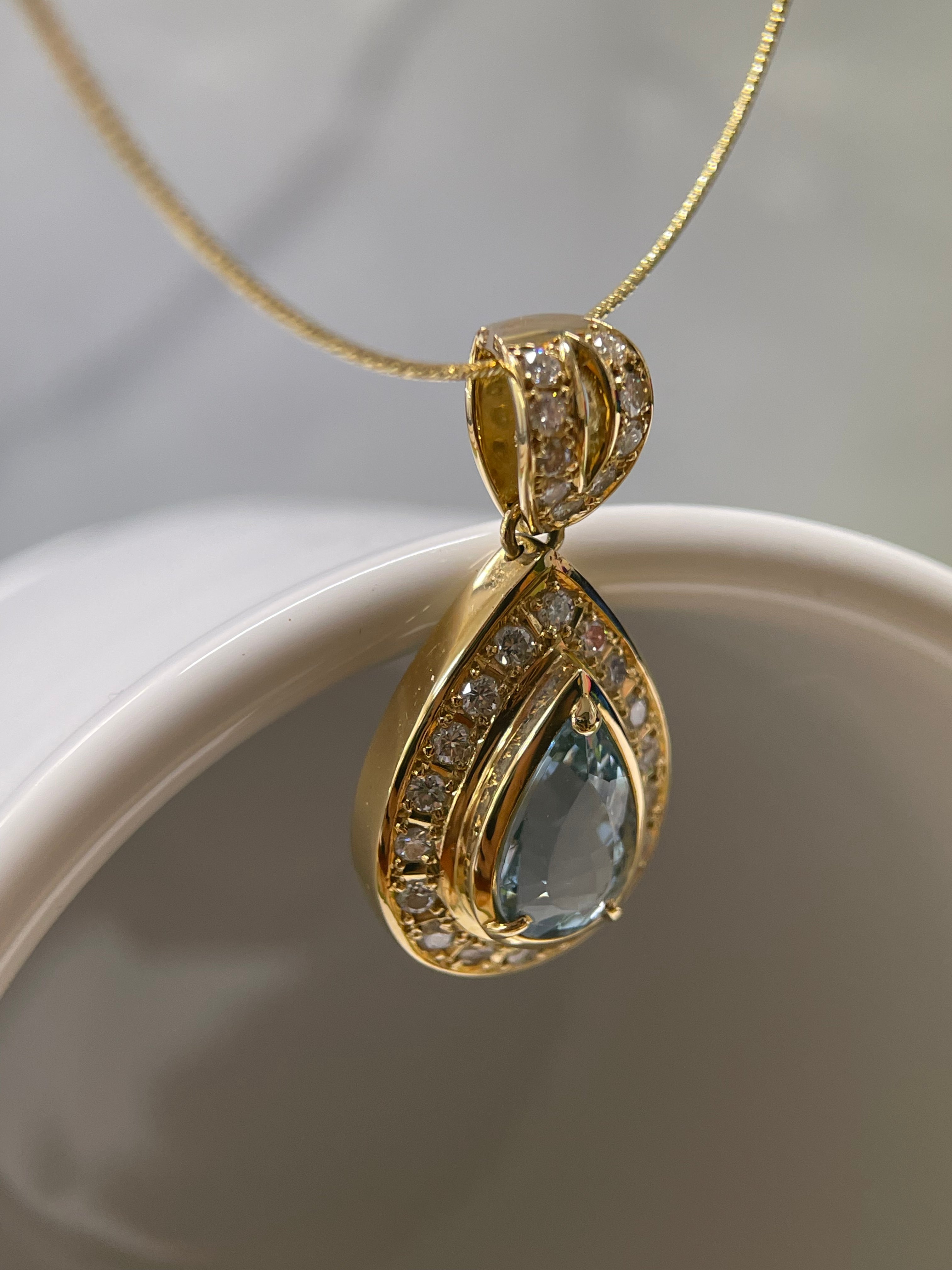 ⭐️K18 Aquamarine & Diamond Pendant